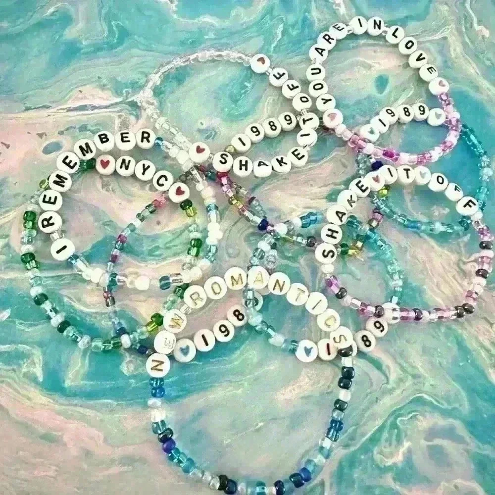 Pack of 20 friendship bracelets to wear or trade - Picture 3 of 3
